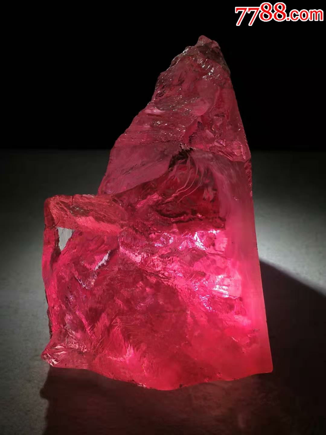 天然红宝石原石石质细腻通透,色彩艳丽,包浆浓厚,保存完好
