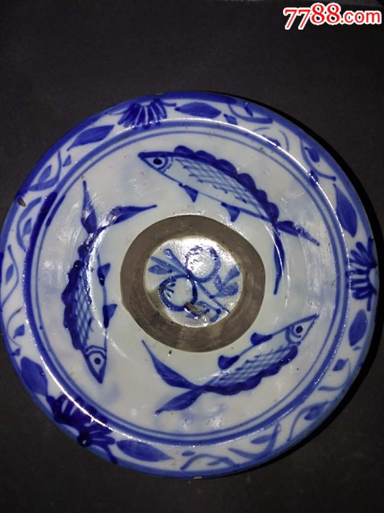 三鱼纹饰青花碗
