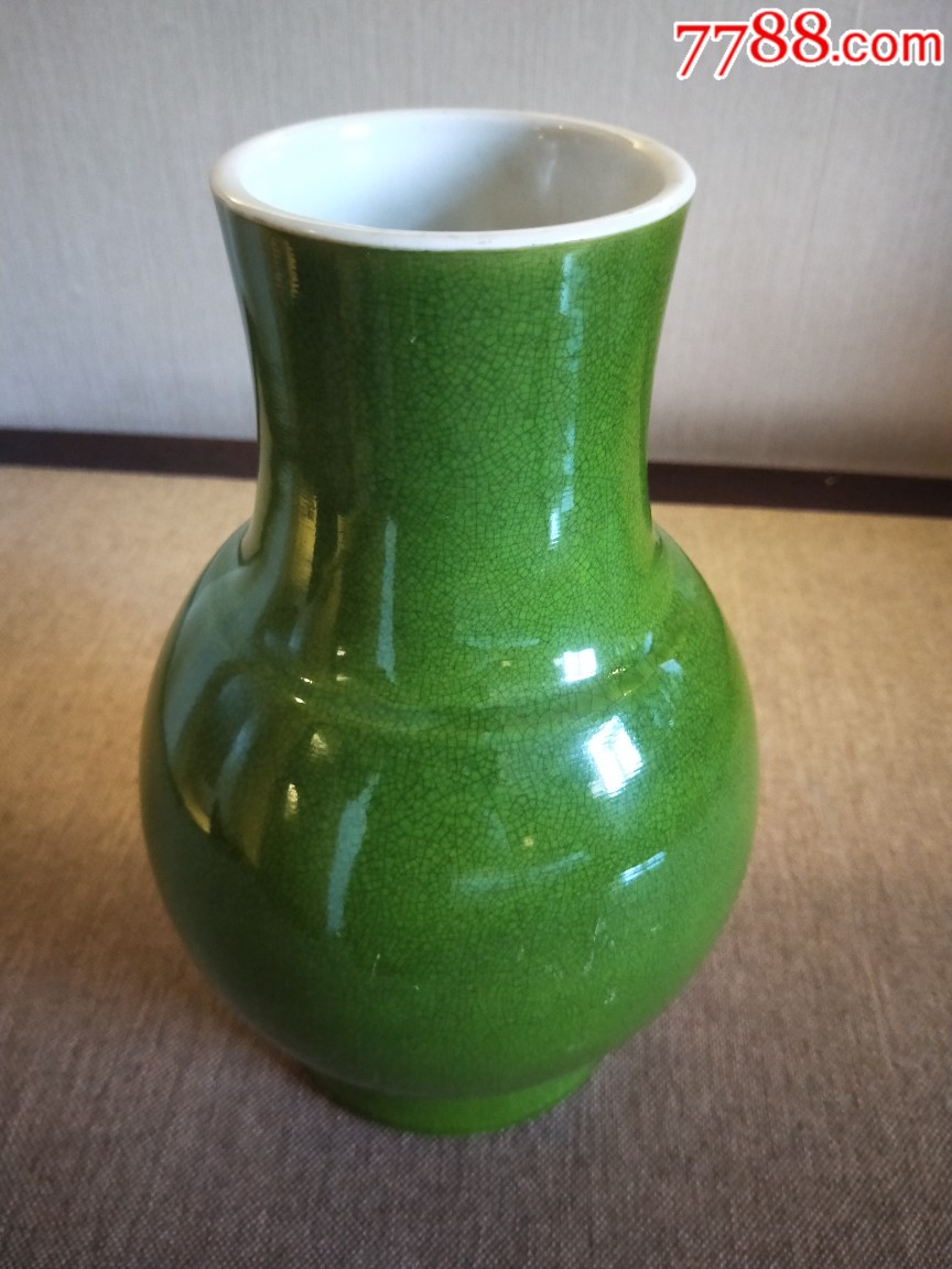 民国"乾隆年制"款绿釉瓶