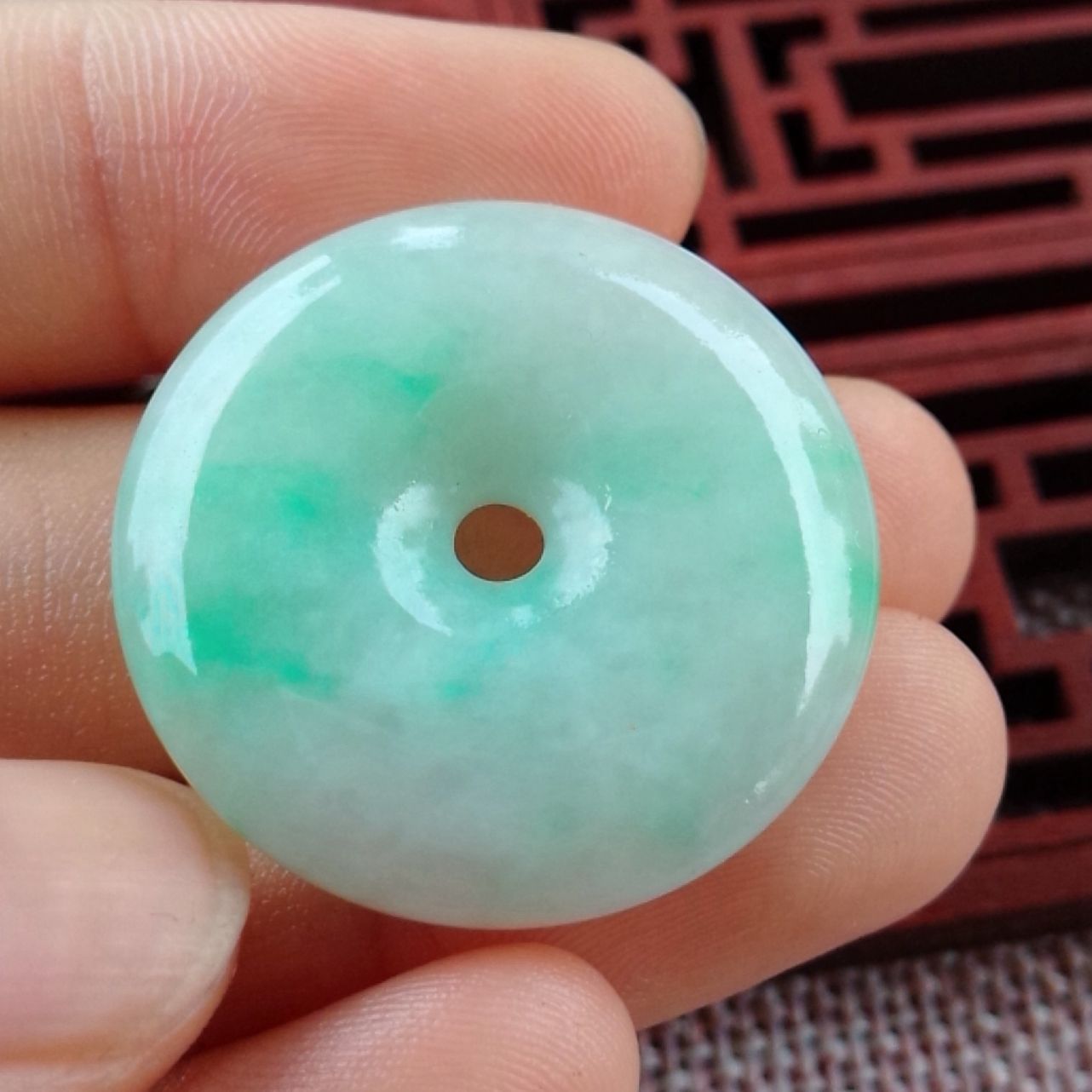 天然翡翠a货老坑冰糯种飘绿平安扣通透水润吊坠精雕饱满玉挂件