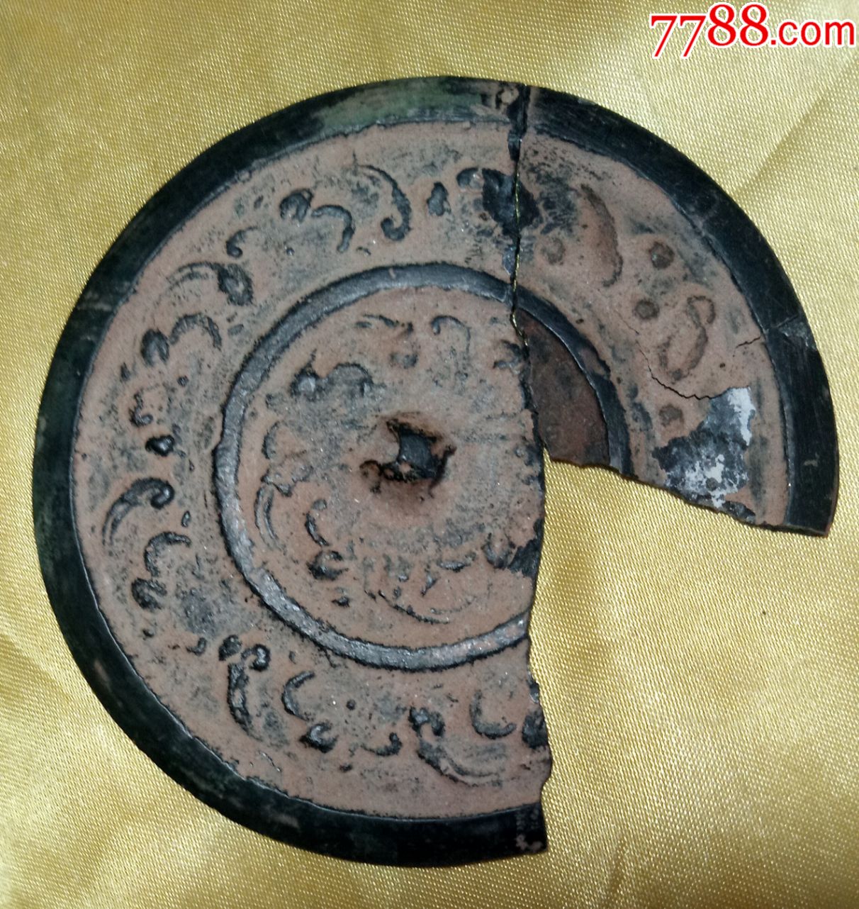 青铜镜(部分残缺,直径82毫米,图案清晰)