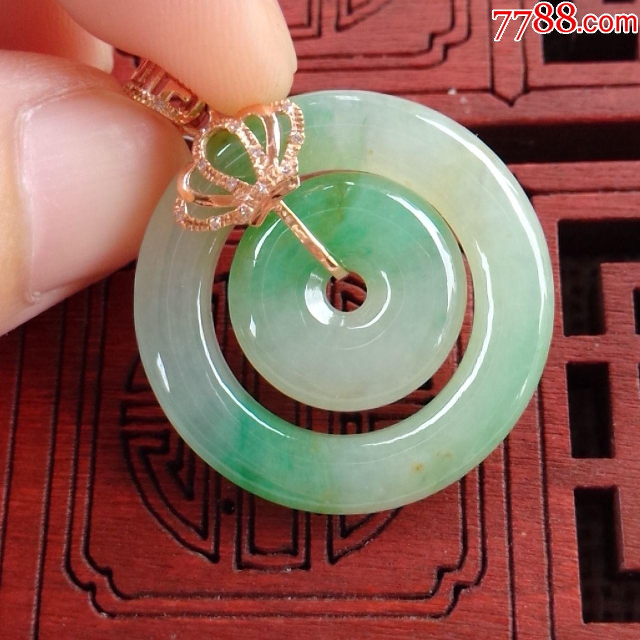 天然翡翠a货冰糯种飘绿子母扣18k金伴钻水润起光吊坠精雕平安双扣玉