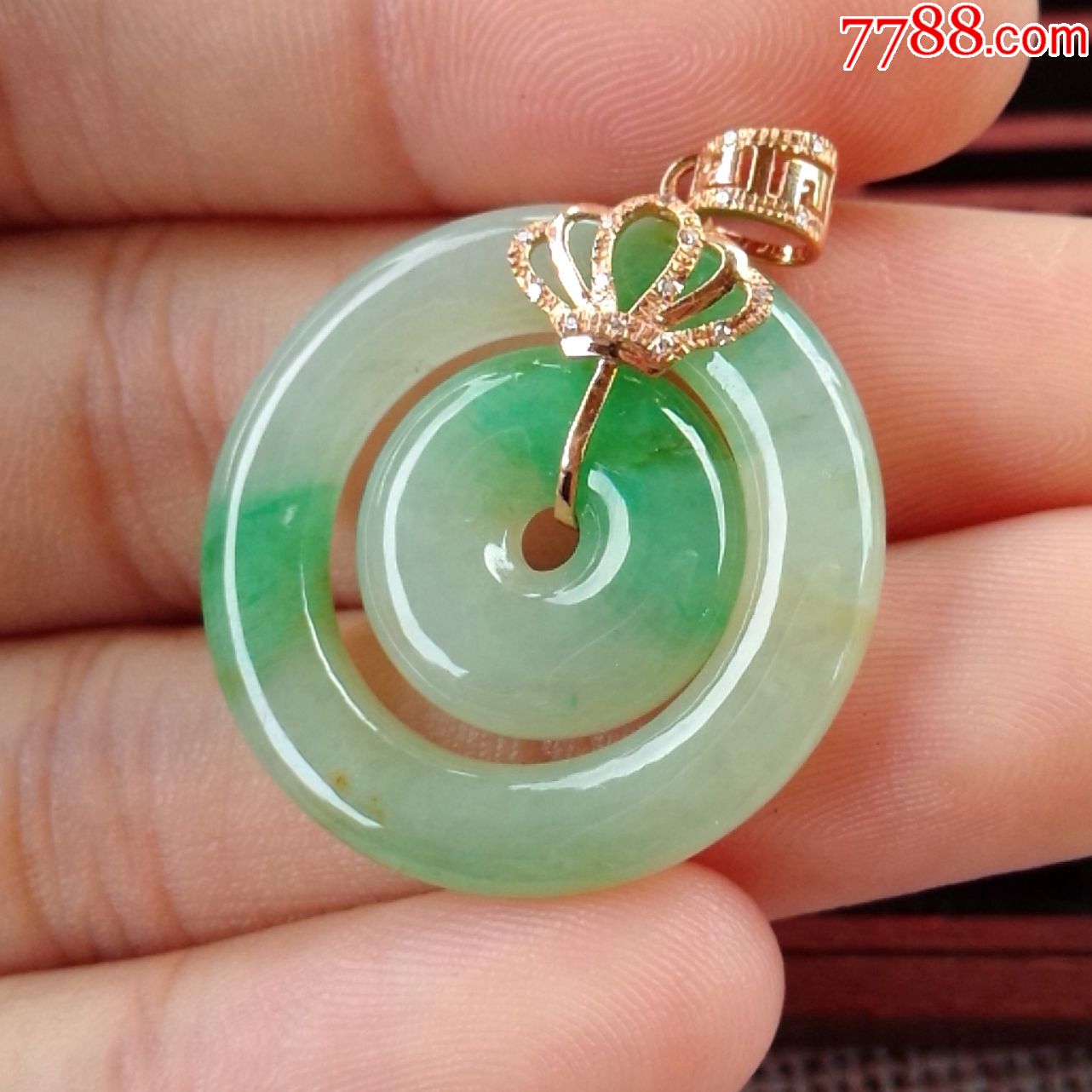 天然翡翠a货冰糯种飘绿子母扣18k金伴钻水润起光吊坠精雕平安双扣玉