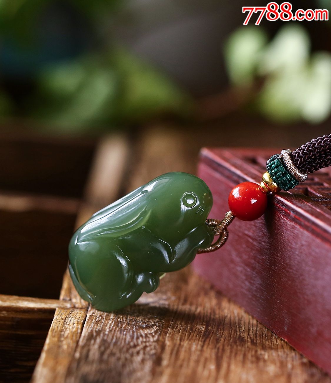 一款非常精致漂亮的和田玉兔子吊坠