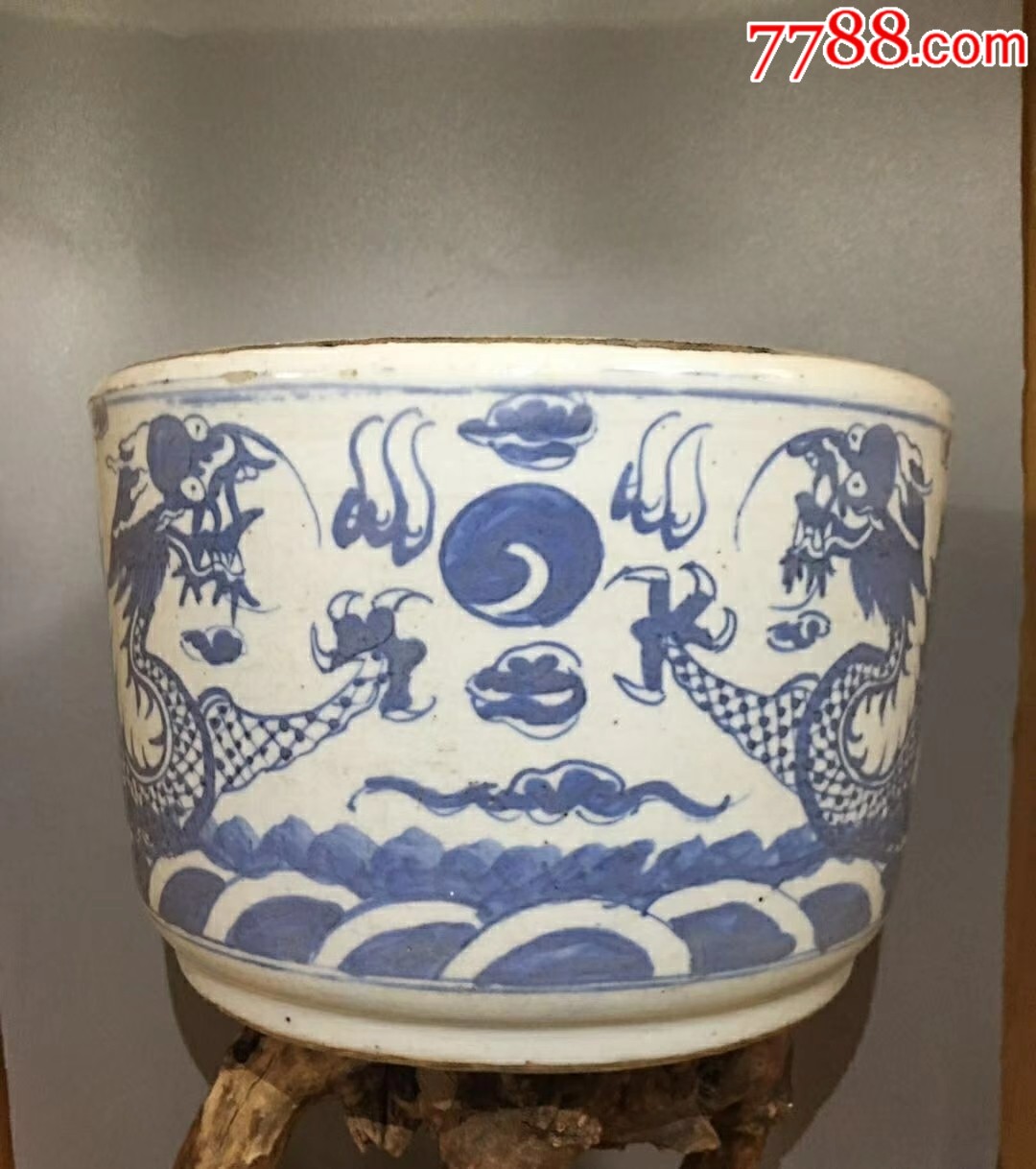 清中期青花双龙戏珠大香炉.