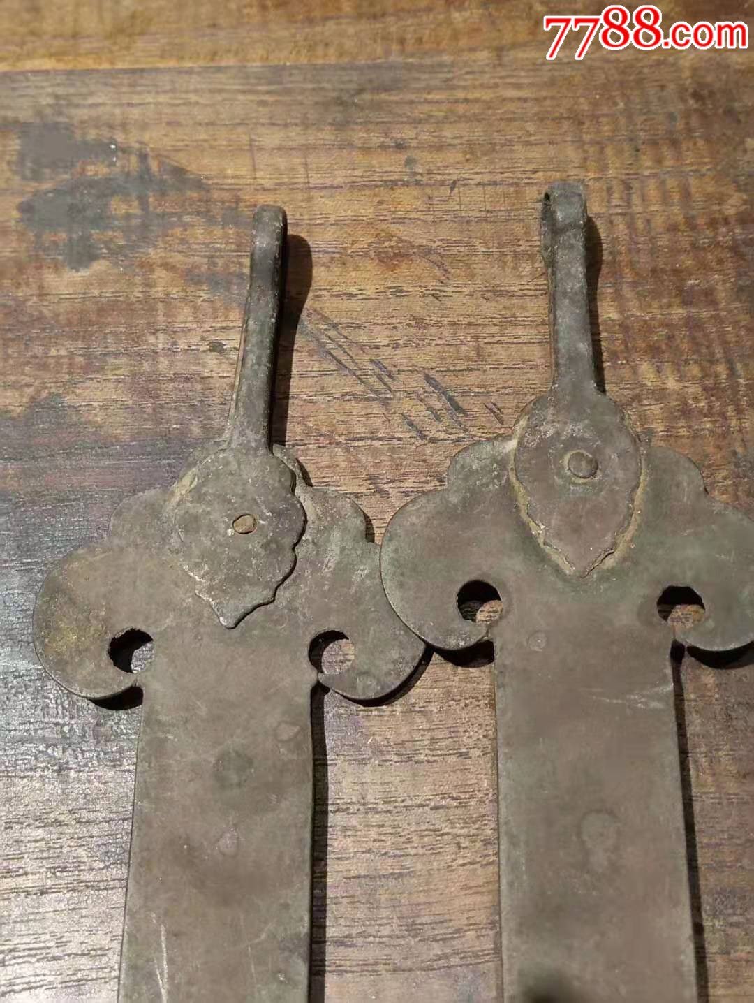 清代铜门帘钩一对,手工打造,器型完整精致,锈迹斑驳沧桑,包浆厚重