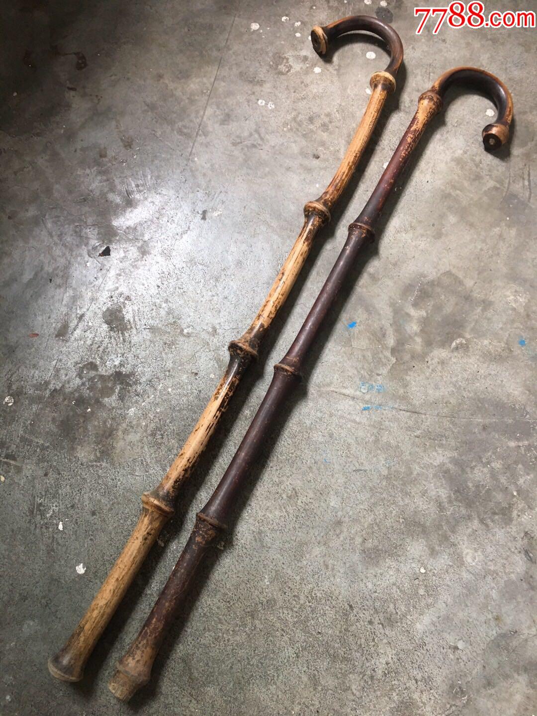 老竹拐杖两根,长88厘米左右.