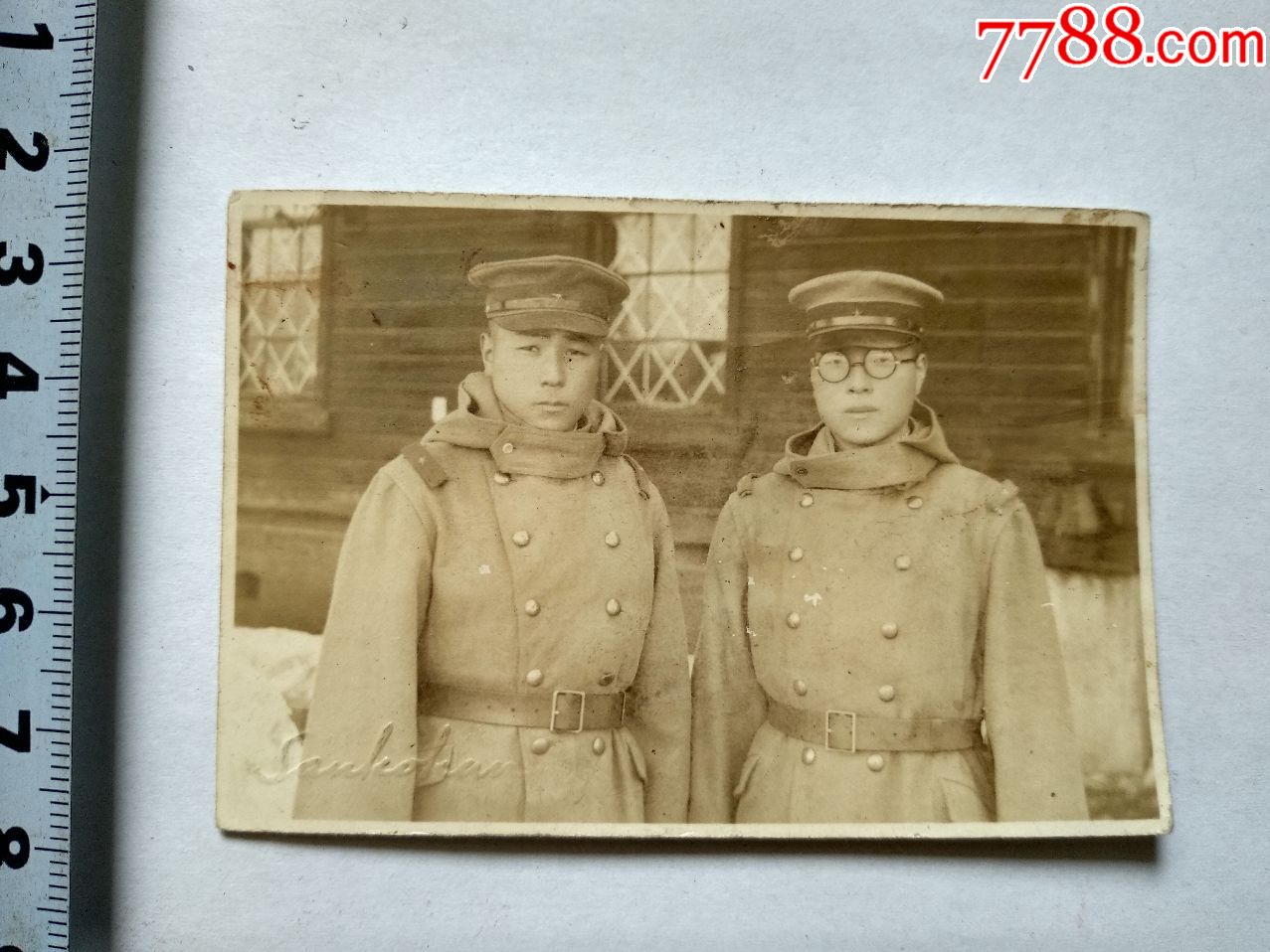 民国日军侵华时期拍摄的穿旗袍年轻女子二人合影老照片。9.8X7.1厘米，泛银_未知_孔夫子旧书网