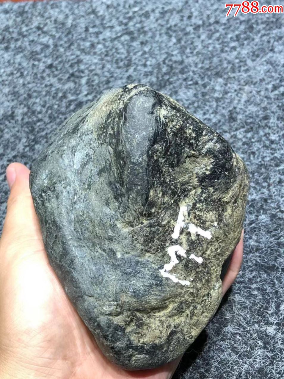 莫湾基黑乌沙,皮壳紧实,有水路带子,种很老1.8kg