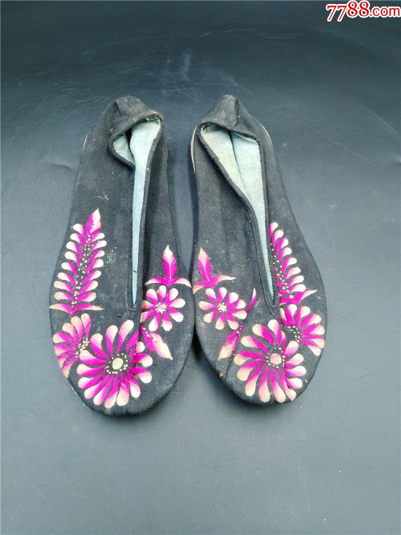 好品相清末民国手钠底老刺绣花卉图绣花鞋老绣片包老物件