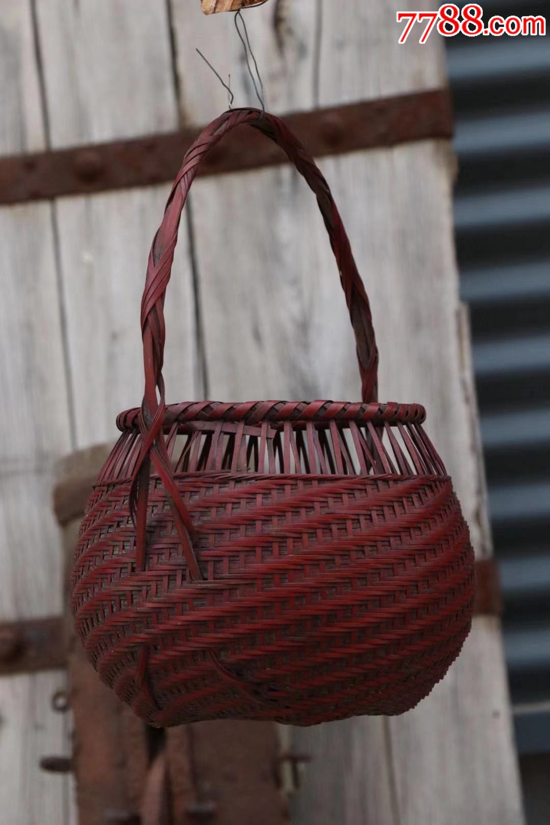 清末,竹编提篮,编织工艺精湛,包浆浑厚,保存完好,直径20厘米,高35厘米