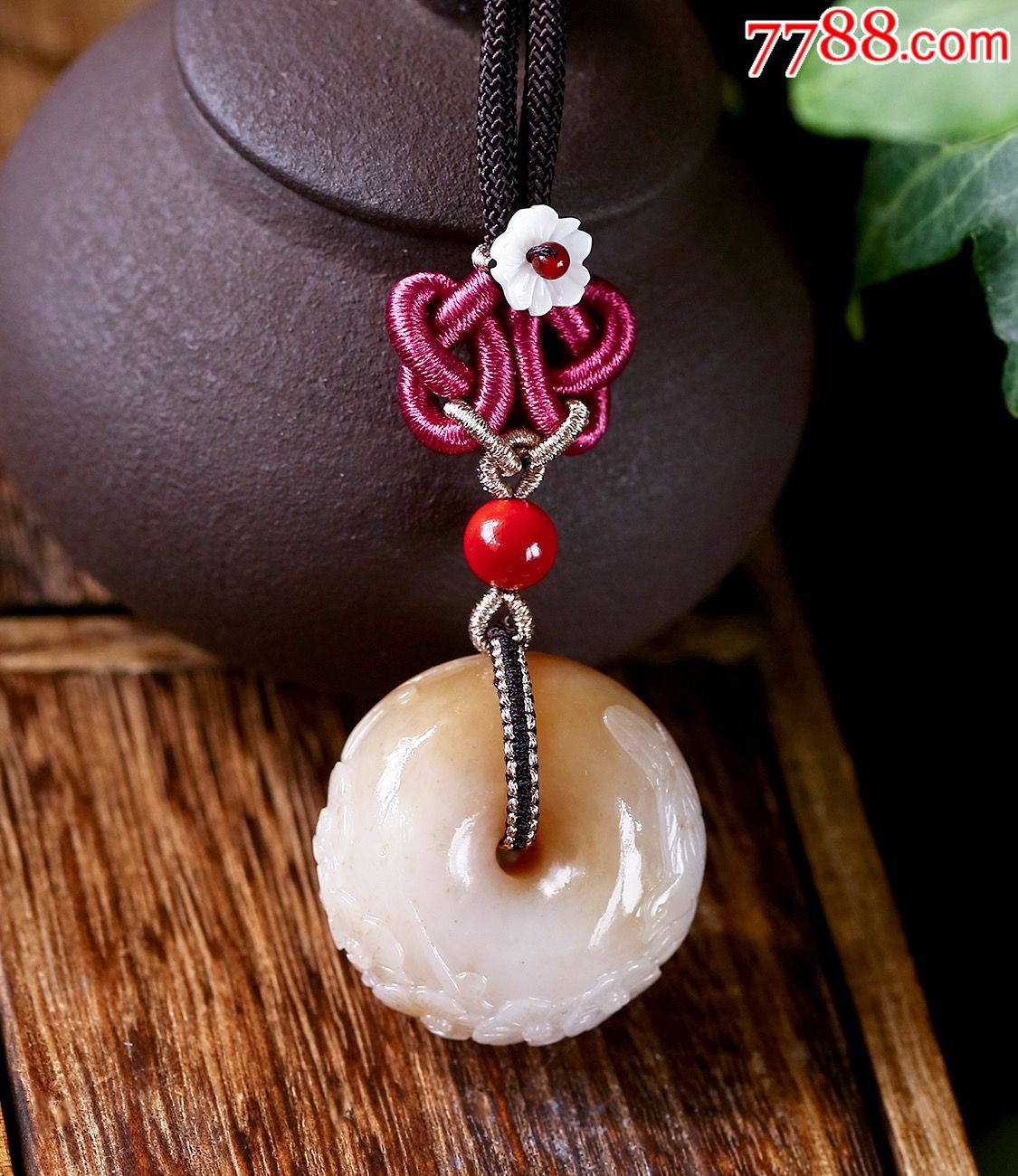 一款非常精致漂亮的和田玉糖料面包圈吊坠