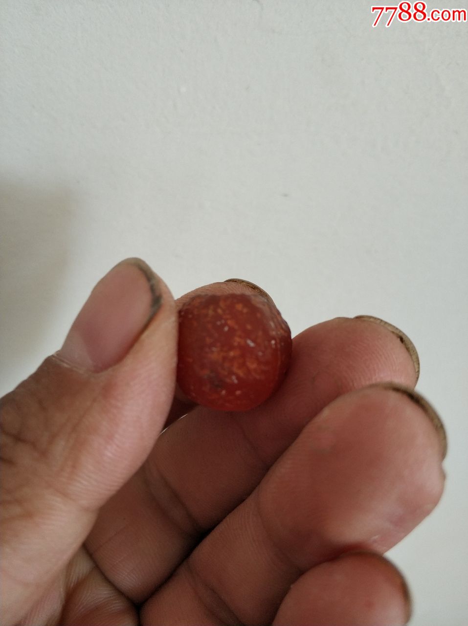 一颗有条裂纹的玛瑙珠子,直径1.5厘米