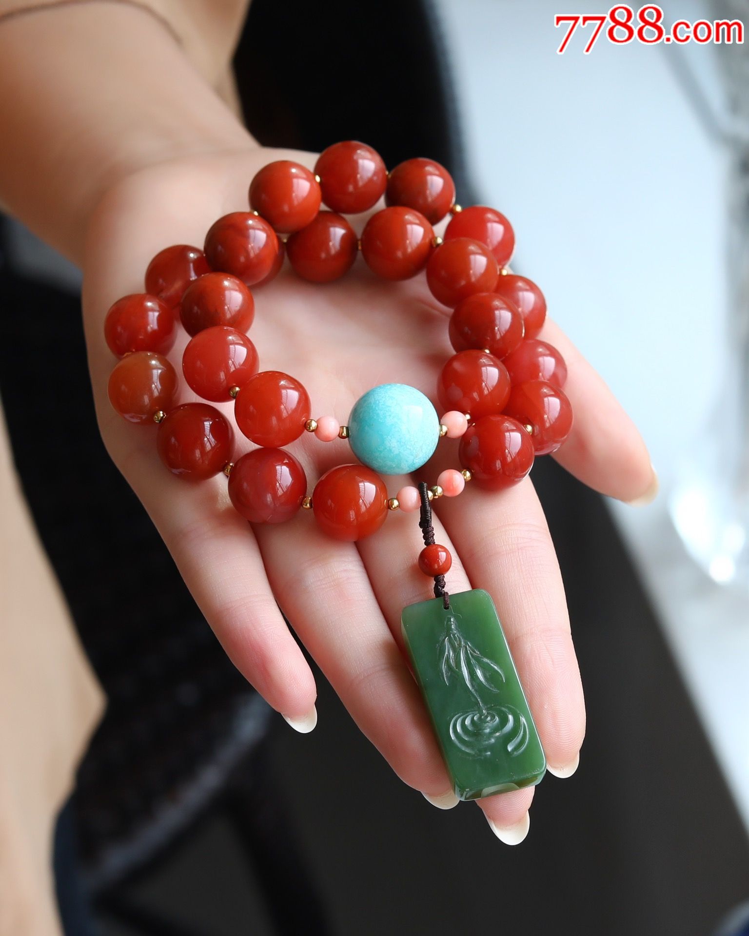 这样一串手链即使随意拿在手中或是挂起来都是极好看的天然南红双圈