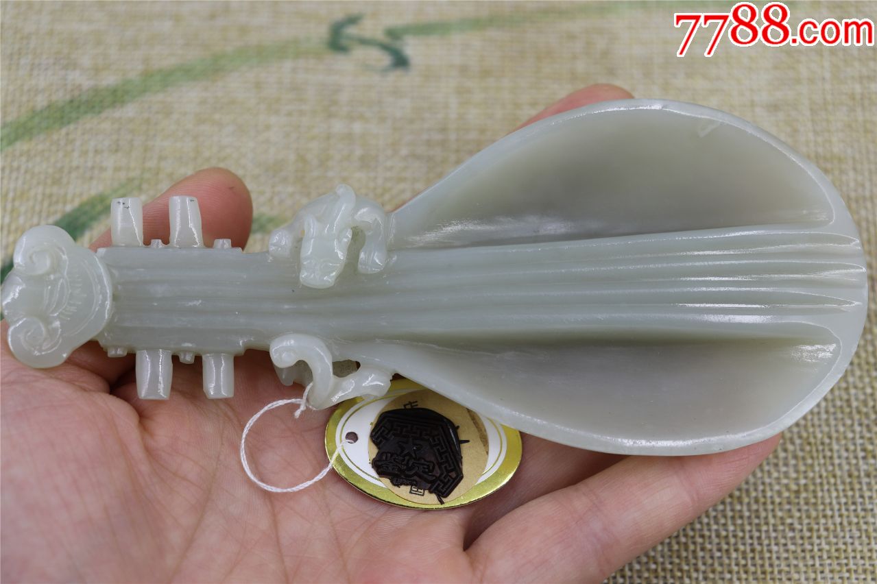 和田葵龙纹玉琵琶小摆件