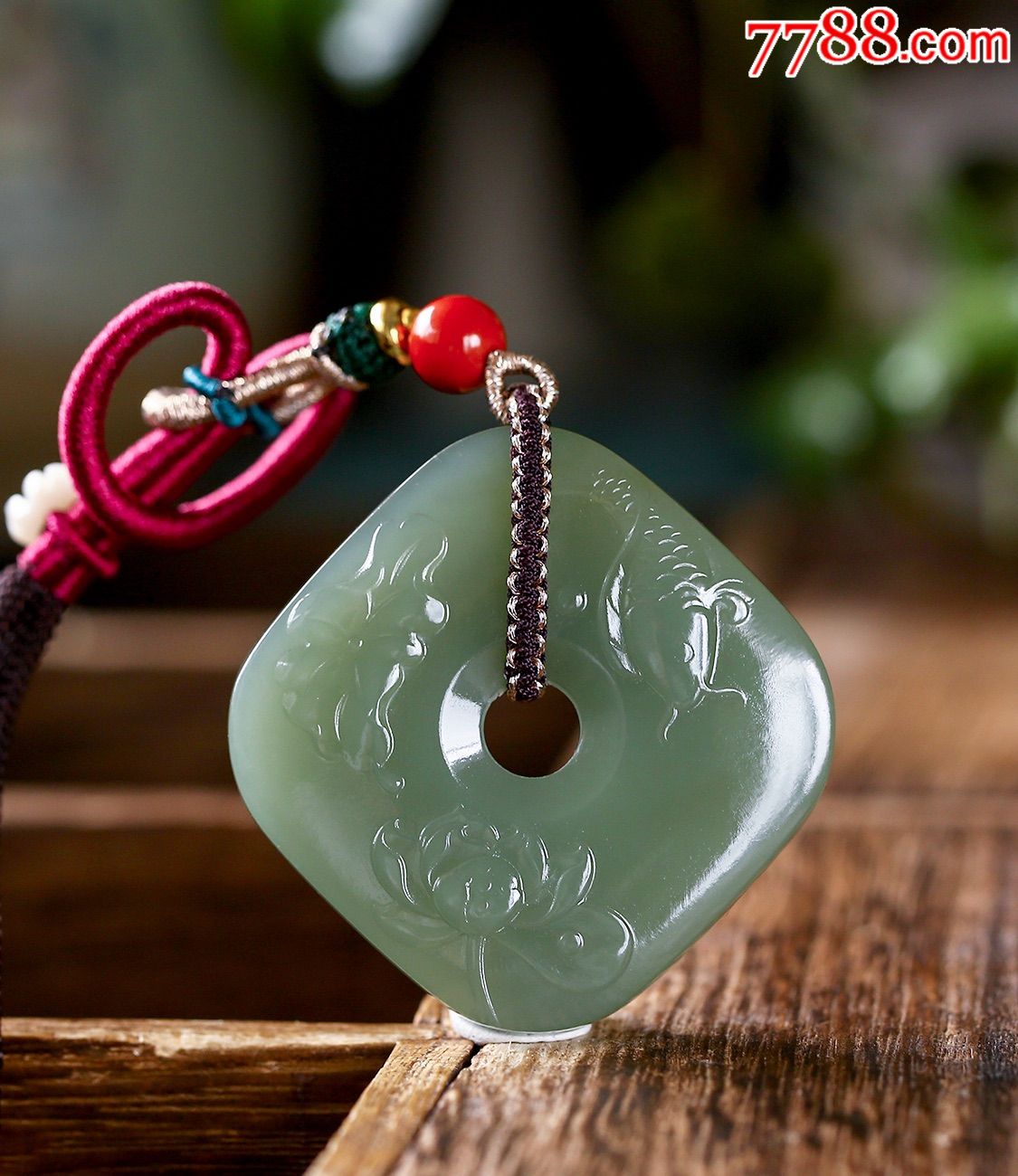 一款非常精致漂亮的和田玉方扣平安扣吊坠