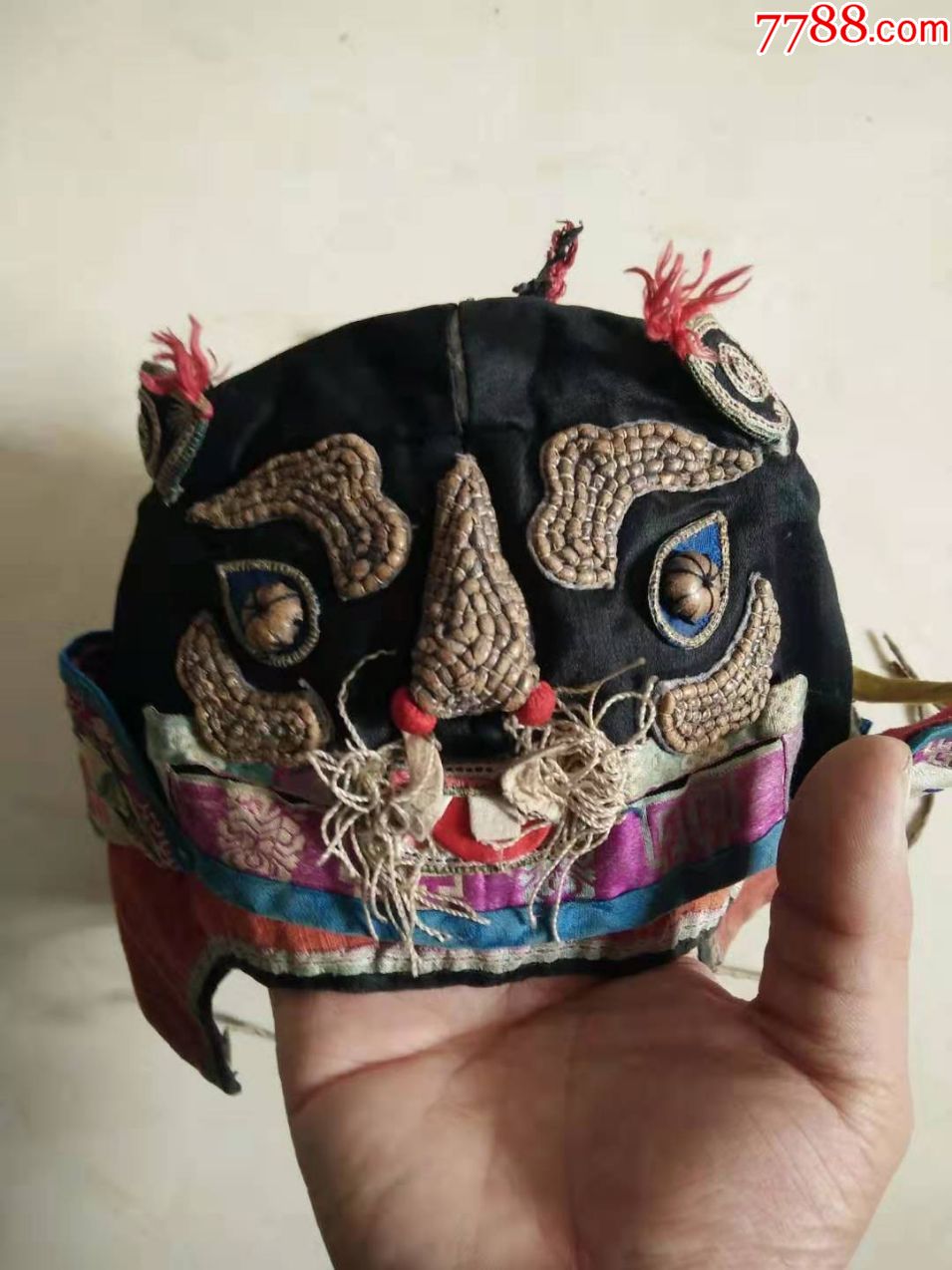 >> 清代老针织绣花《老虎帽子>民俗老物件古玩收藏品【玩古论金】