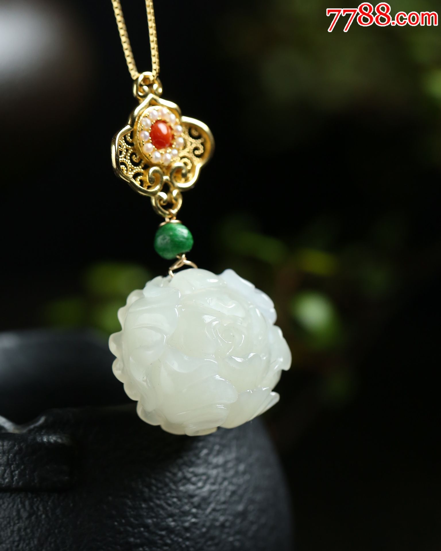 非常难得一块天然和田玉精雕牡丹花