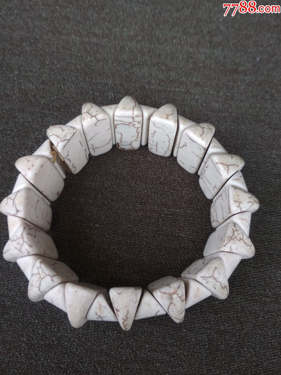 白松石手链一条