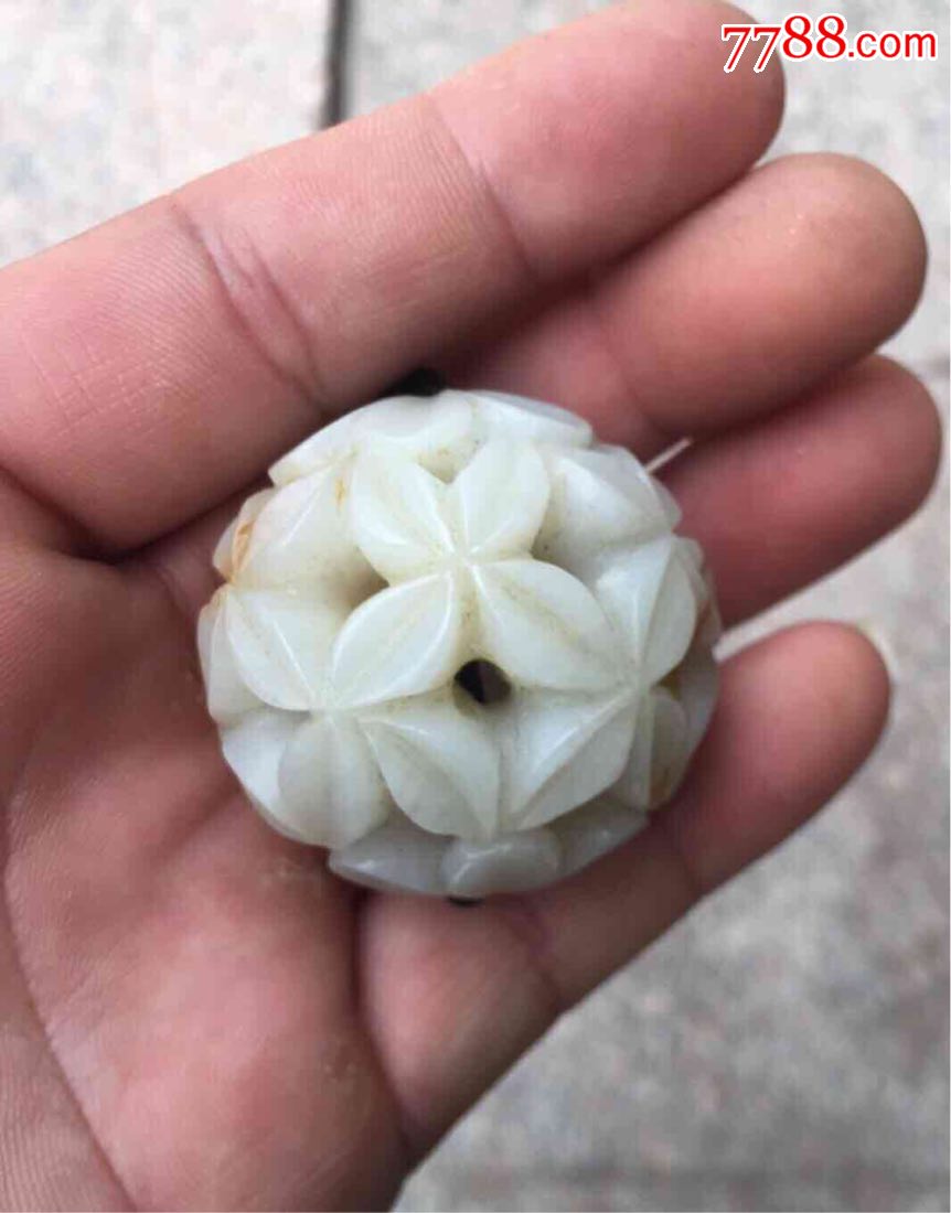 和田镂空玉球珠子手把件