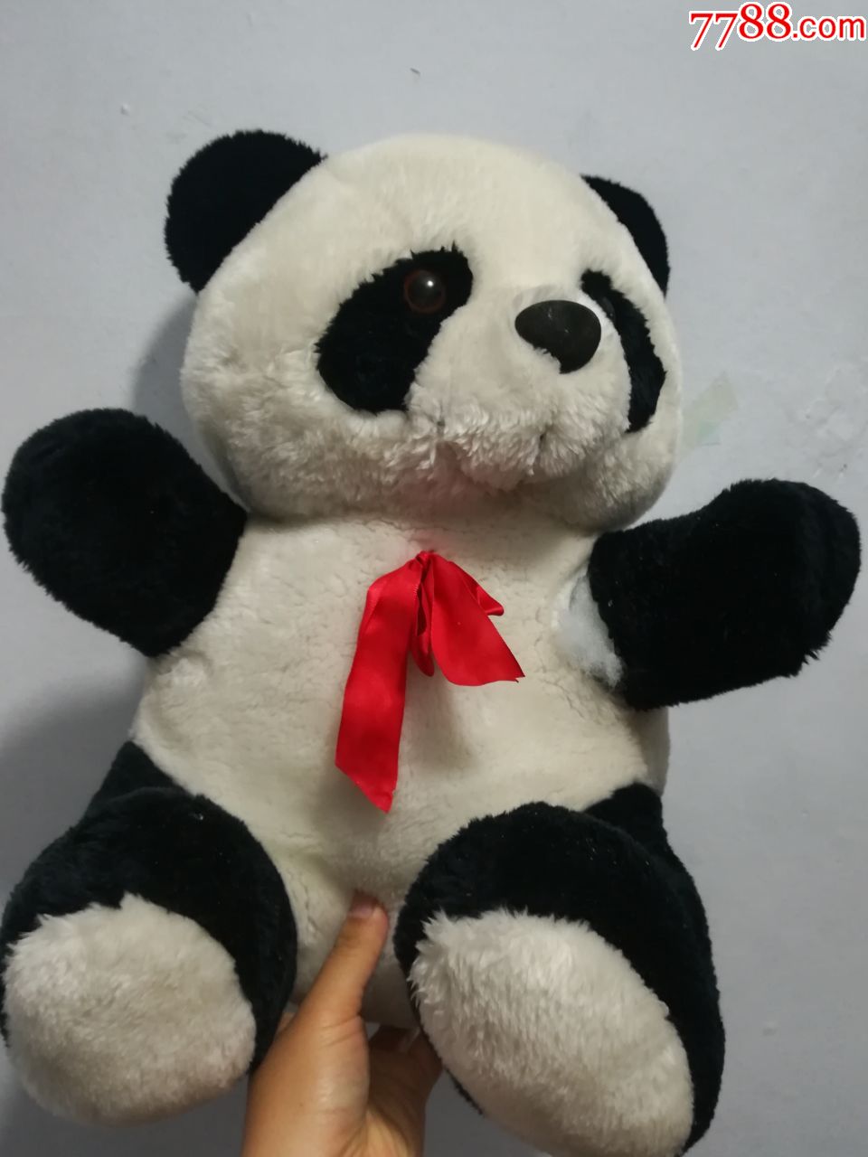 首页 零售 毛绒玩具 >> 可爱大熊猫玩具(有两处开线了.