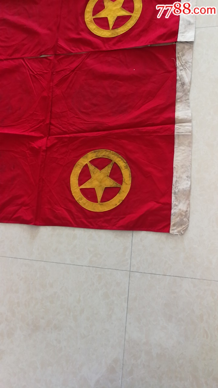 老布制团旗,团徽是黄布扎上去的,长97厘米,宽63厘米