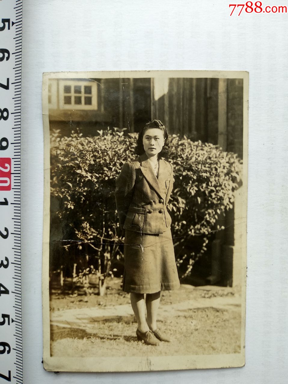 抗战时期日本着制服女子照片背后批注慰等字样罕见侵华罪证