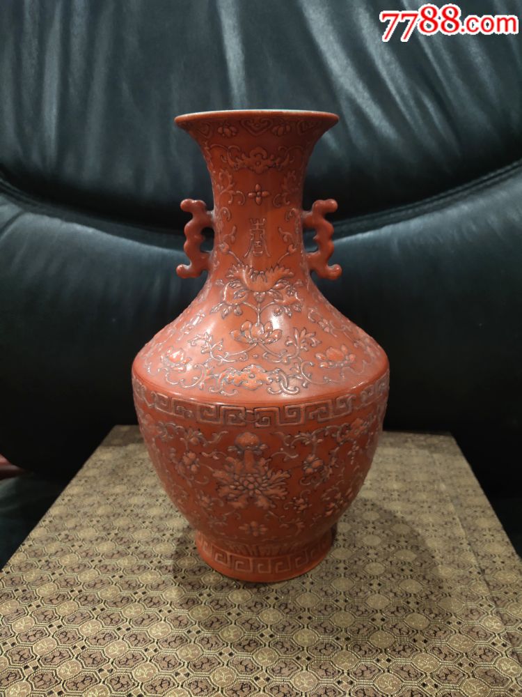 珊瑚红缠枝莲赏瓶