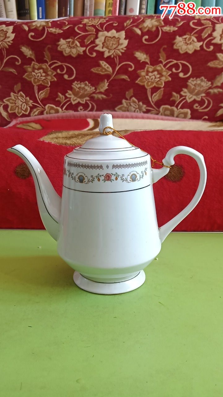 大瓷壶