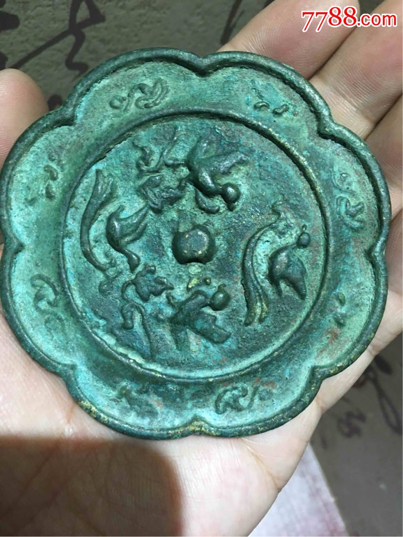 老铜镜一件