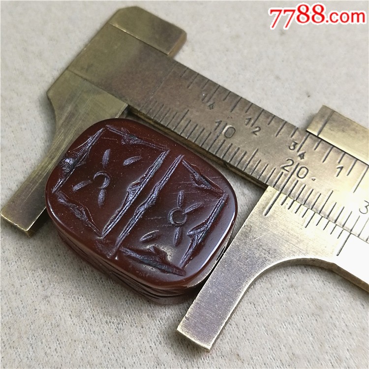 藏传雕刻老红玉髓珠