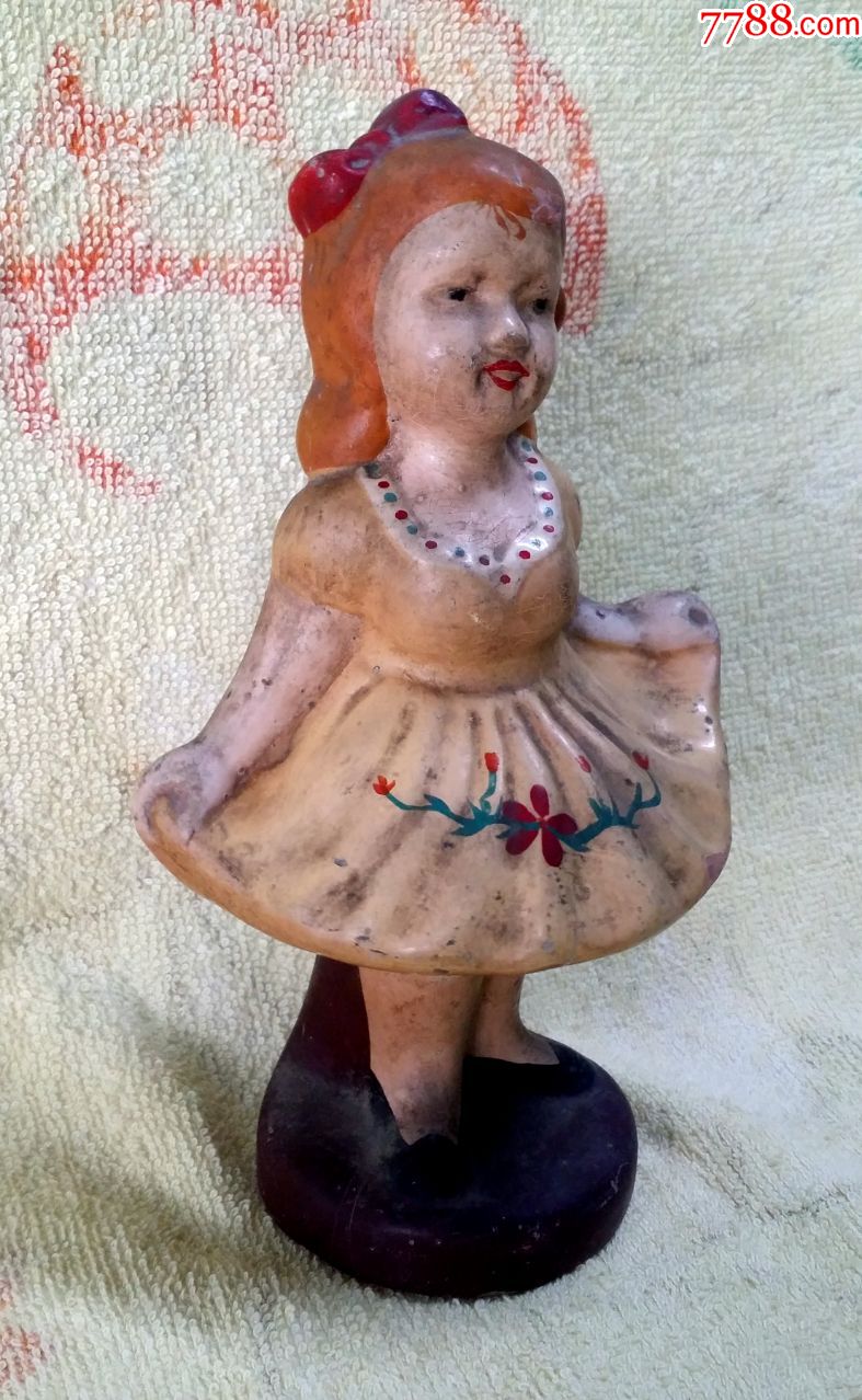 约50年代的泥塑女娃