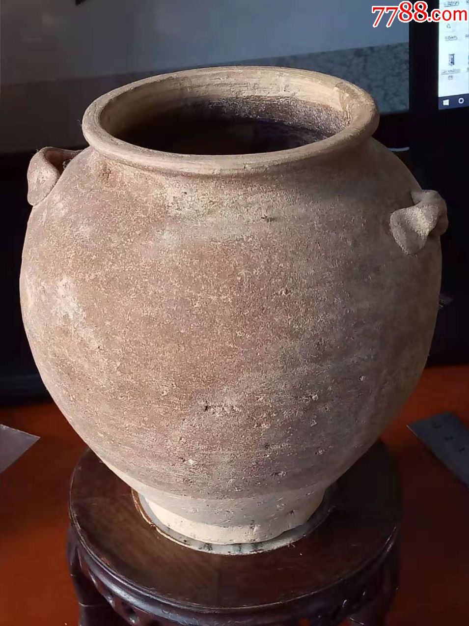 一个出土的陶罐