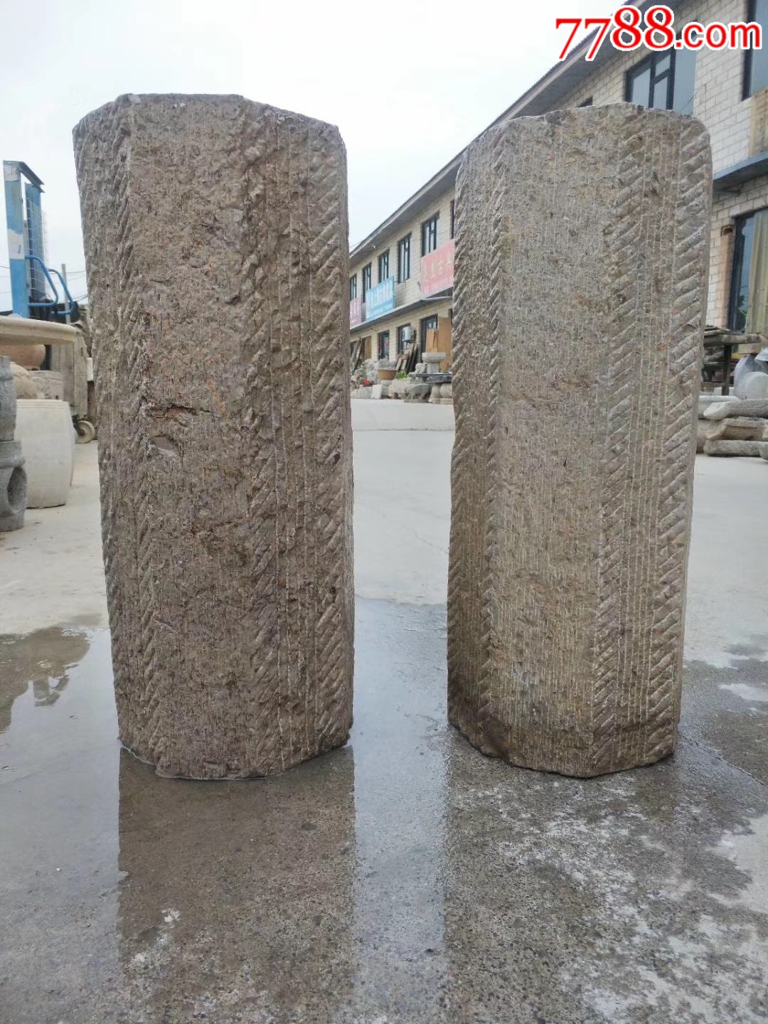 青石,八棱石柱一对,皮克老辣,完整,高68公分,直径29公分,古建民俗园