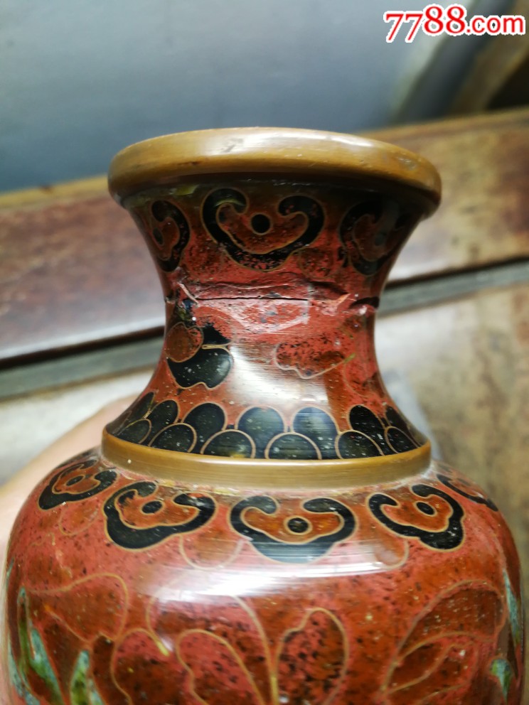 首页 零售 景泰蓝/珐琅 >> 八十年代初期龙腾图铜胎掐丝景泰蓝花瓶一