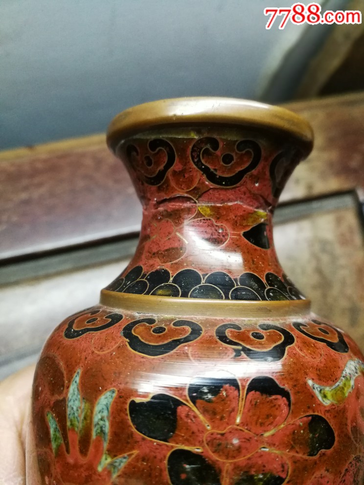 首页 零售 景泰蓝/珐琅 >> 八十年代初期龙腾图铜胎掐丝景泰蓝花瓶一