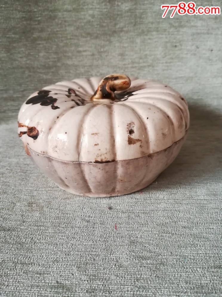 漂亮清代白釉黑花花卉南瓜盖罐,有短线,小磕皮如图,13*9.