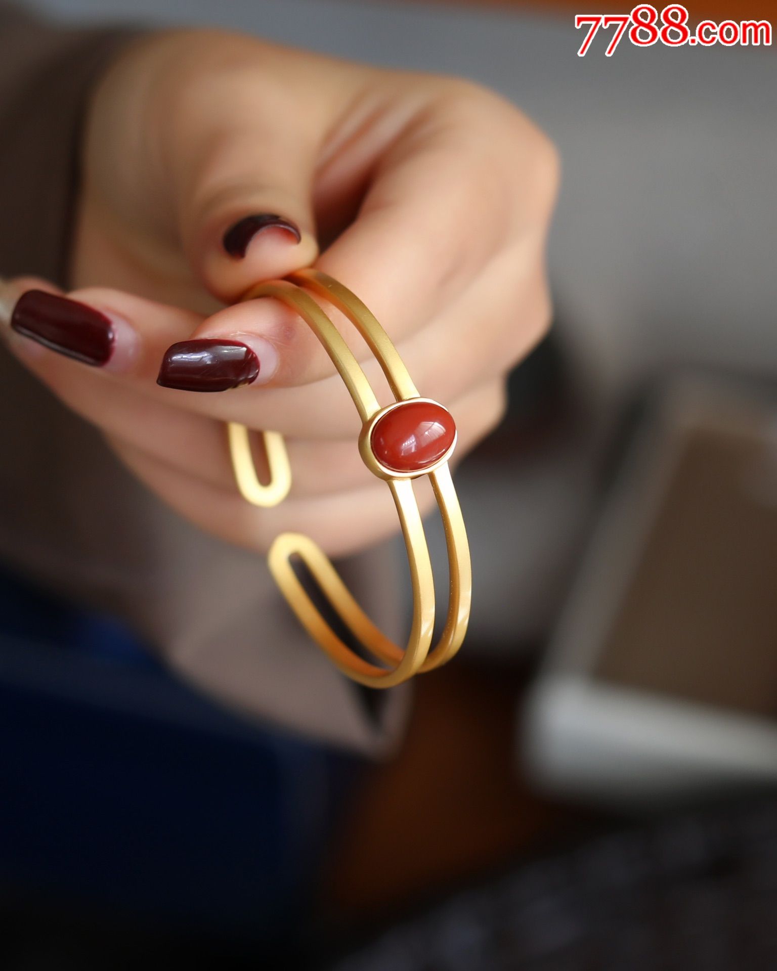 简单精致的一款纯银鎏金手镯镶嵌天然满肉南红蛋面