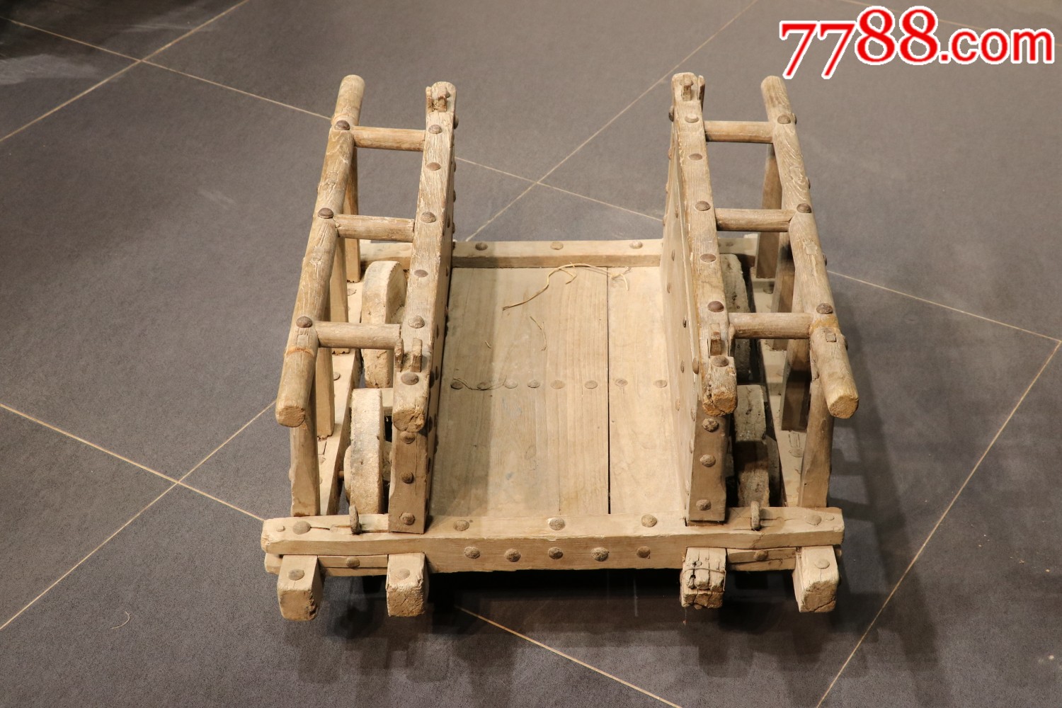 比车按照*队战车款式打造.做工精湛,小巧玲珑