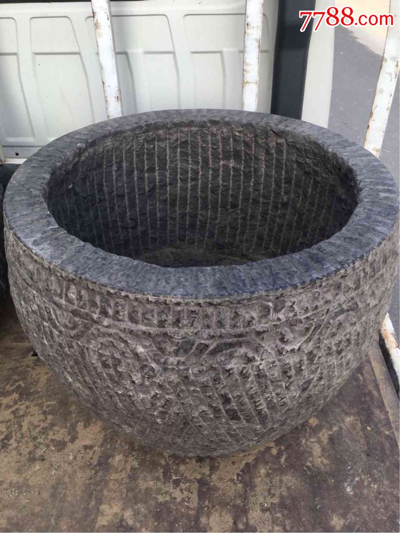 条纹雕刻圆形石缸一对
