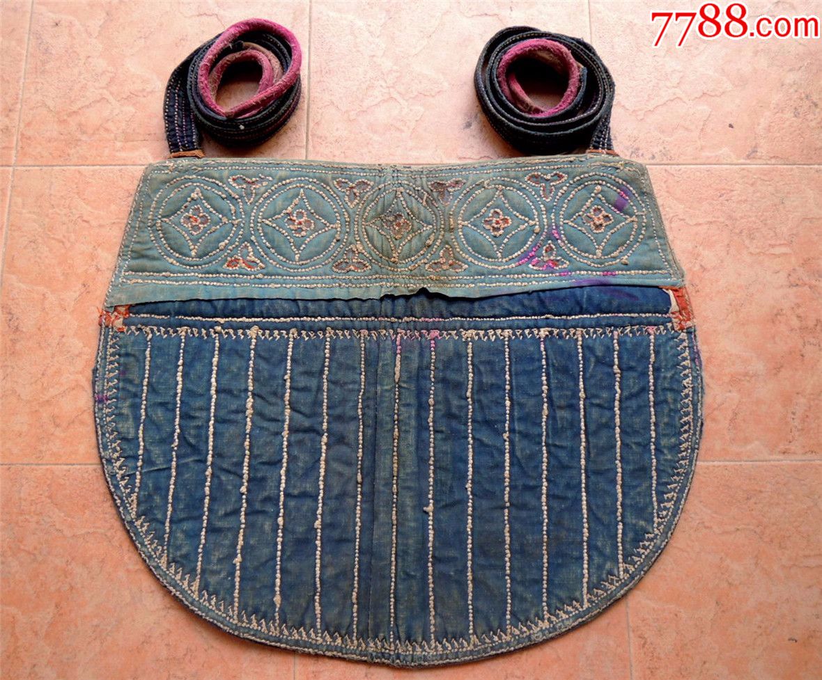 刺绣收藏1911-民国边疆民族地区手工大号绣制厚料棉底襁褓背扇背被