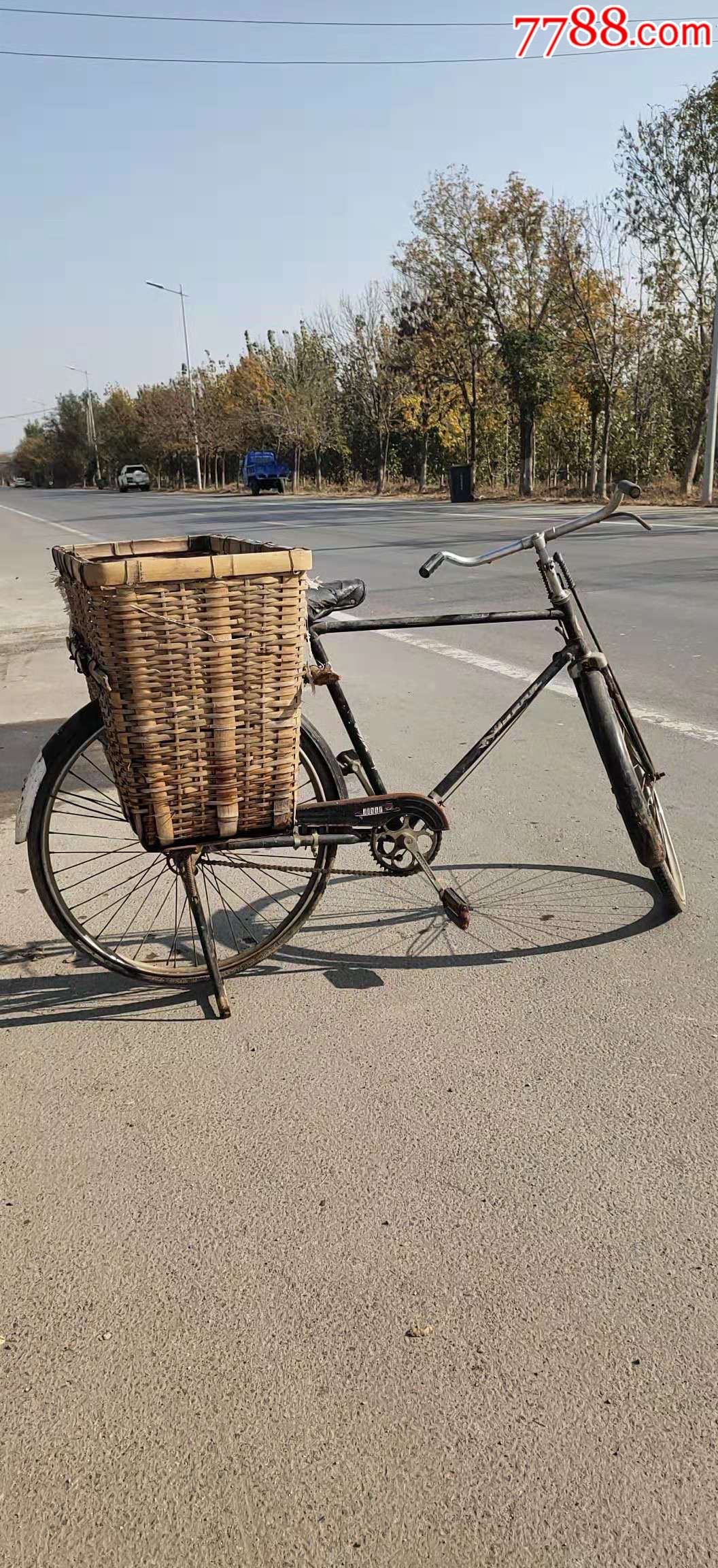 七十年代带竹编筐的自行车