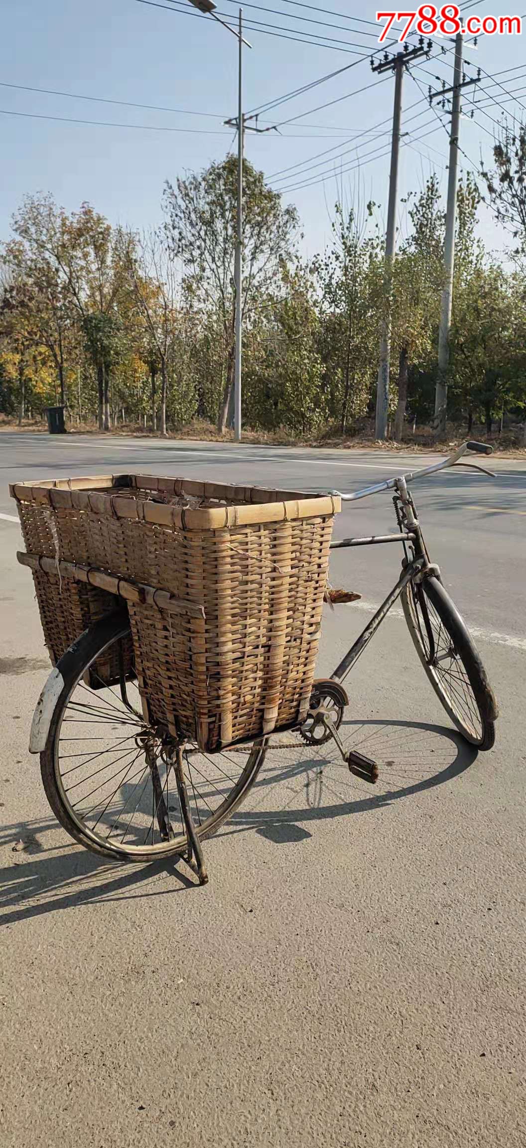 七十年代带竹编筐的自行车