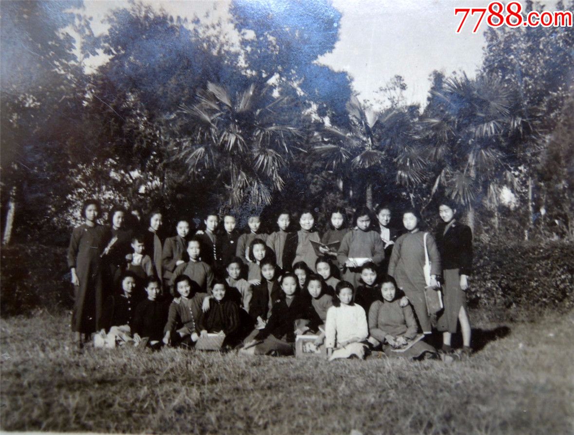 老照片收藏191176民国云南昆华女中同学们多人郊游合影珍贵少见
