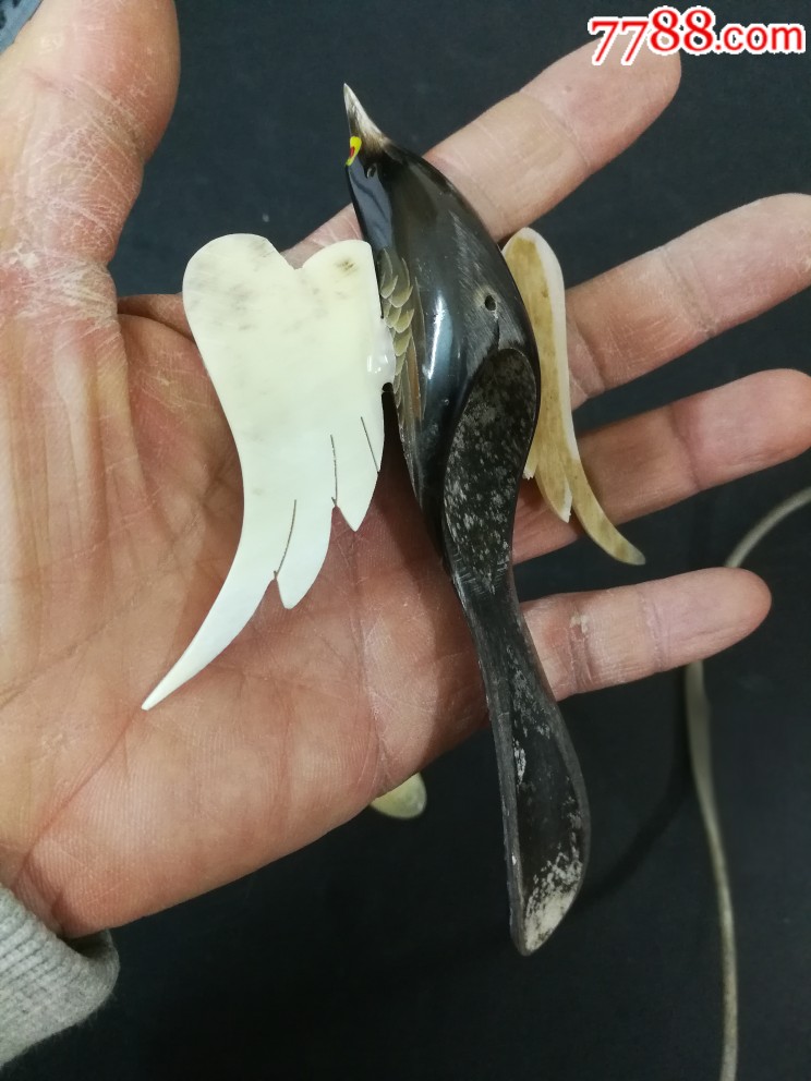 有翅膀的全牛角尖手工雕刻的小鸟喜雀一对