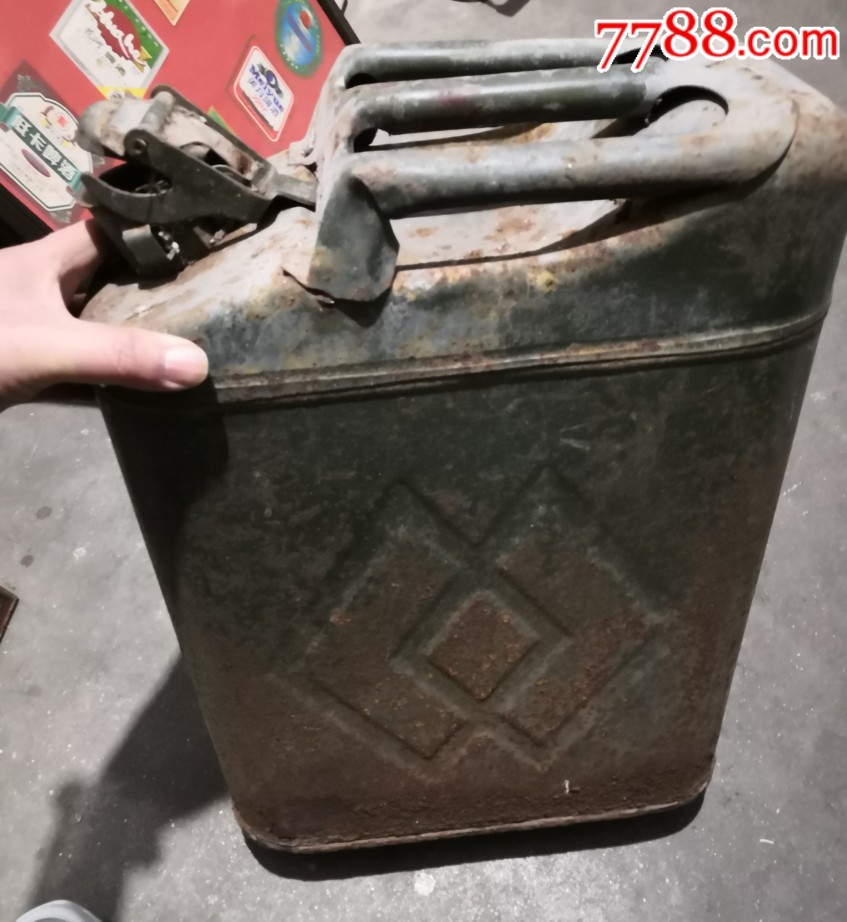 二战时期美国*用吉普车备用油桶-铁皮盒/铁筒-7788校徽收藏