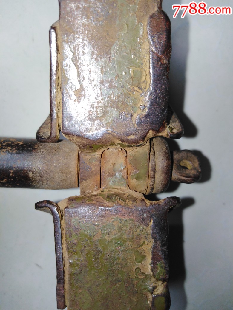 少见的抗战时期弧形可调节的铁马鞍