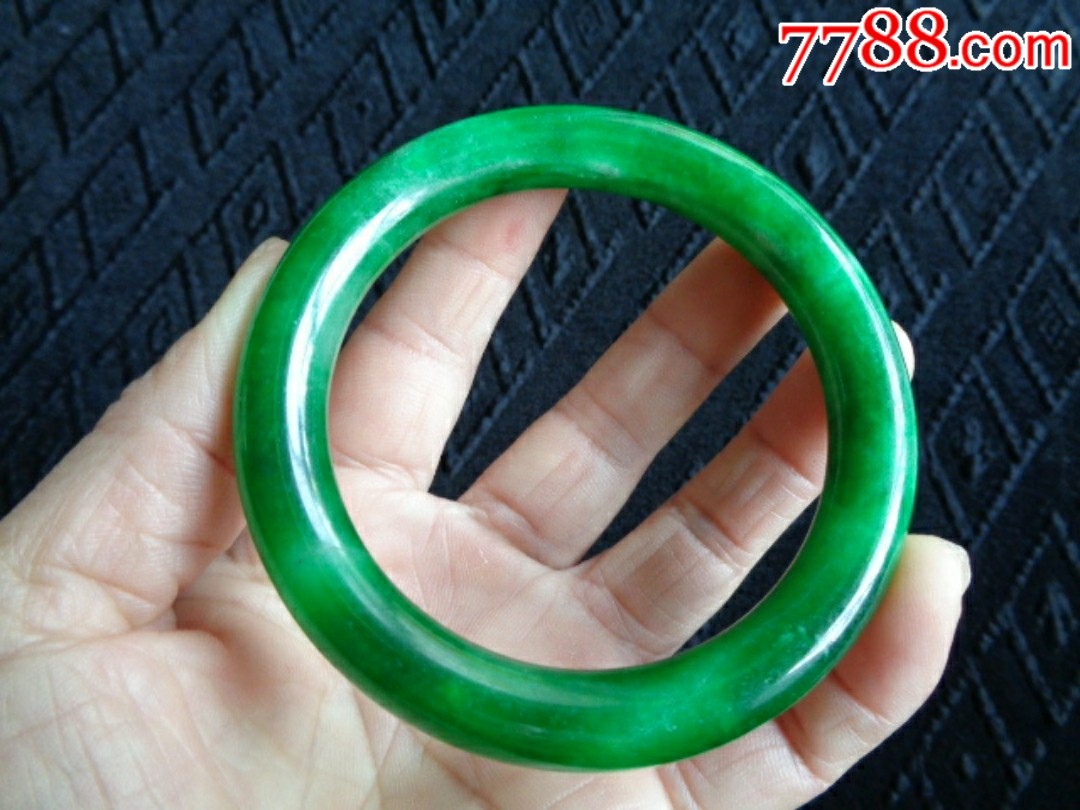 铁龙生翡翠手镯一支.