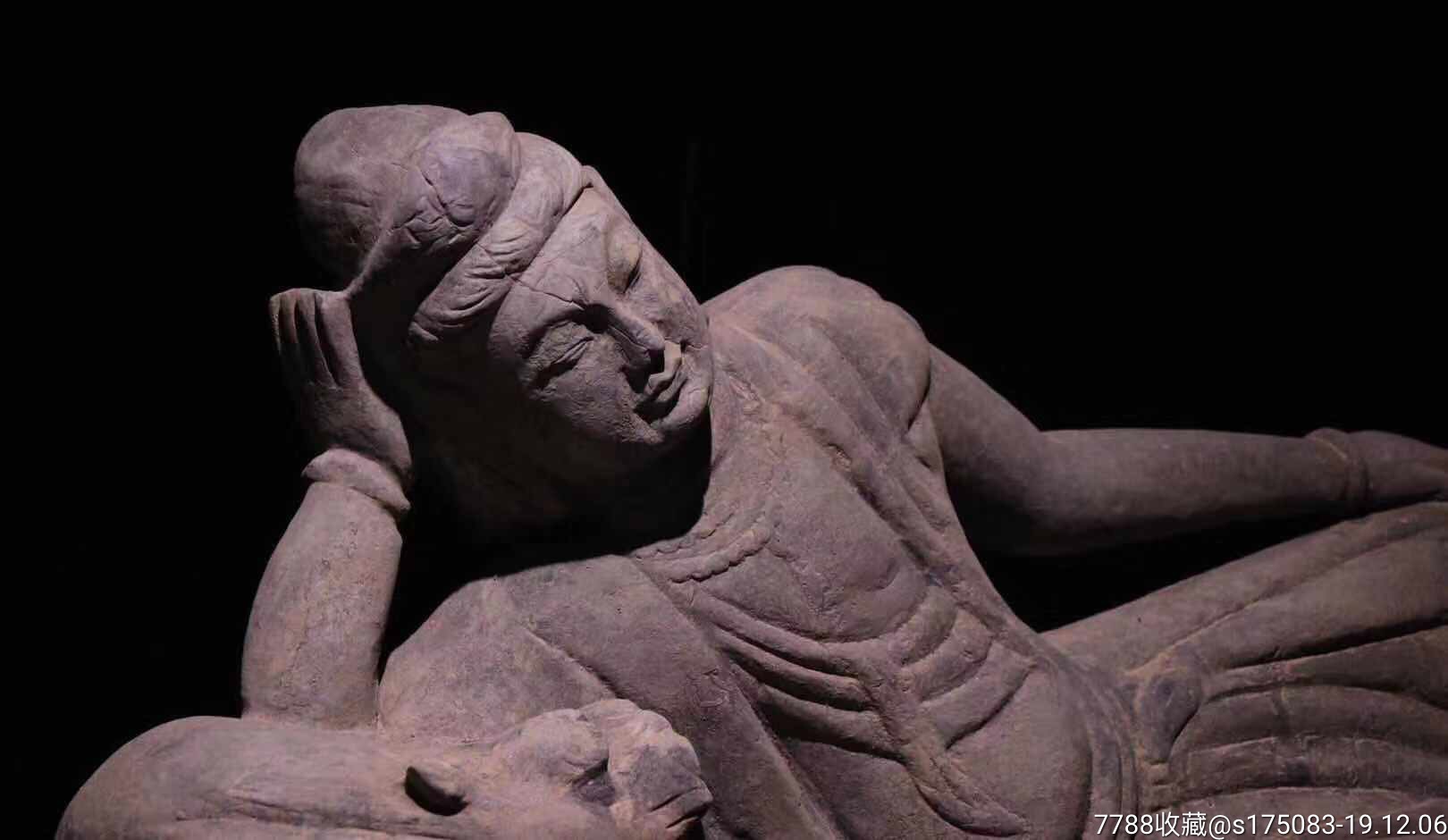 睡佛材质:青石此佛像,侧卧于榻上,右手托头,面部表情温润,似在思考