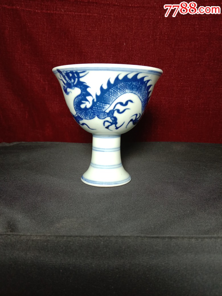 明代青花龙纹高足杯
